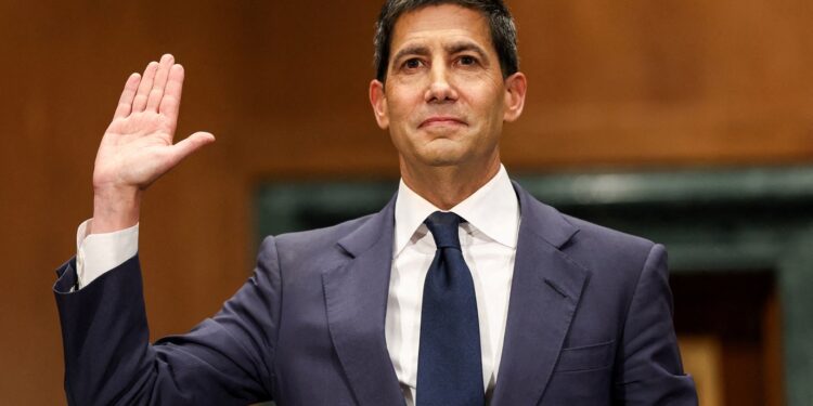 Kevin Warsh assume comando do Fed; Datafolha, relatório fiscal e mais destaques hoje