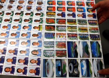 Copa do Mundo: polícia apreende 200 mil figurinhas falsificadas do álbum; entenda