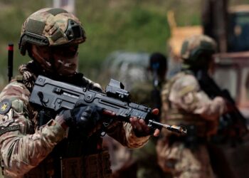 EUA realizam novos ataques no Irã contra instalações militares, diz autoridade